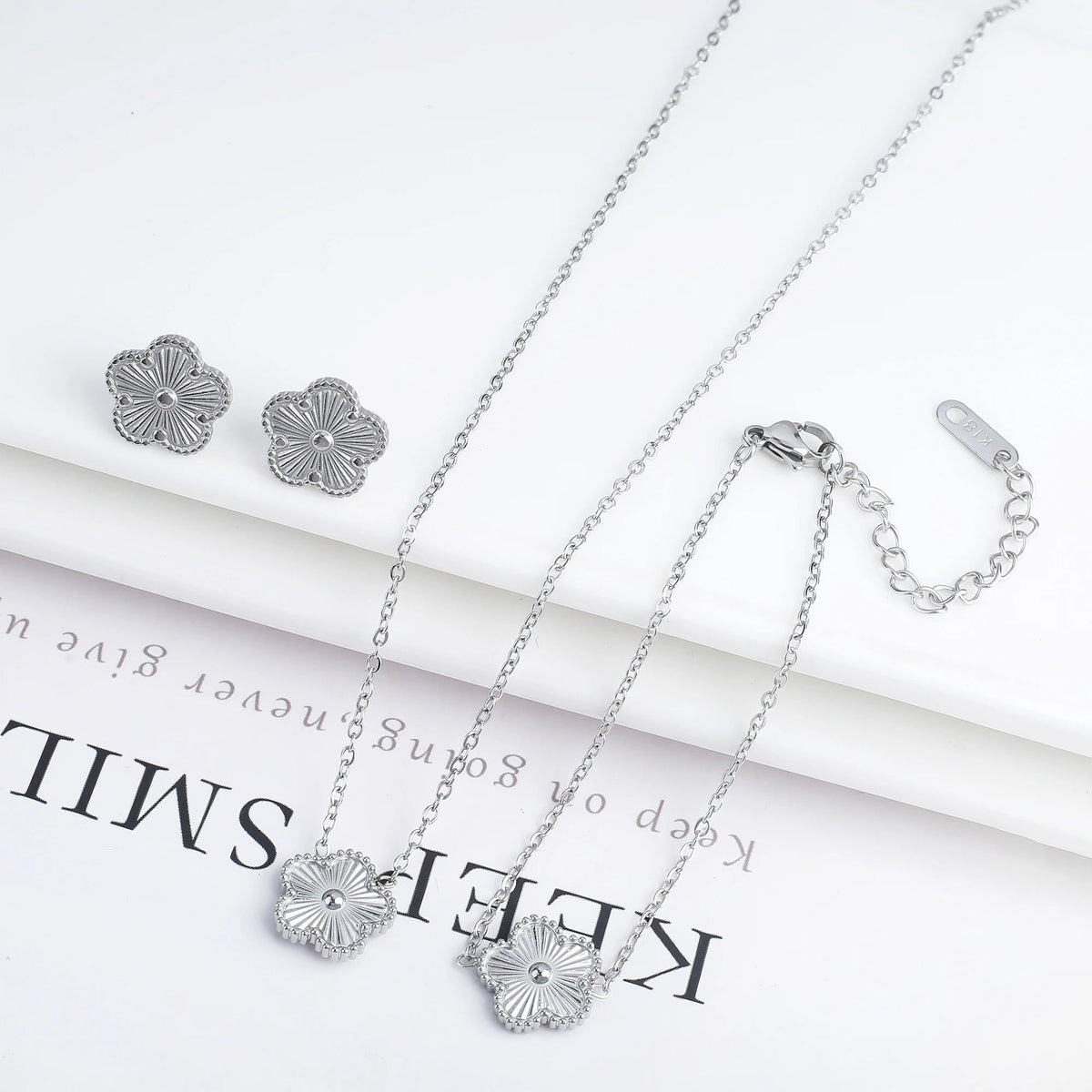 Simple 316L Stainless Steel Flower Five Leaf Necklace Bracelet Earrings 18K Gold Plated Jewelry Set For Women Girl Gift Clover Volleria