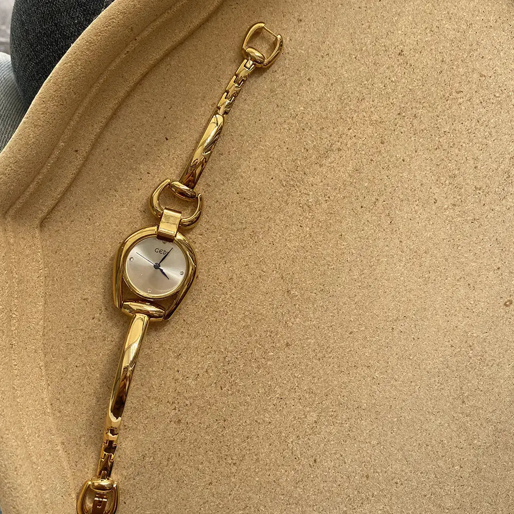 Volleria Elegant Vintage Quartz Volleria
